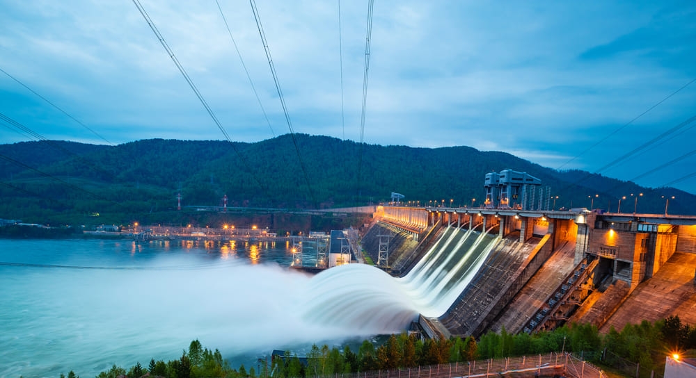 imagem ampla de uma grande usina hidrelétrica transformando a água como fonte de energia renovável