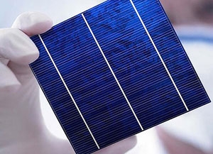 Uma célula fotovoltaica na mão de um cientista