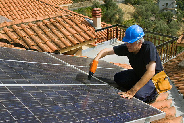 O governo não quer que você tenha painéis solares em casa
