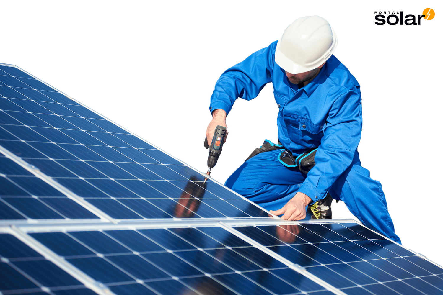 um trabalhador instalando um painel solar fotovoltaico está vestindo um uniforme azul e um capacete de segurança branco, e utiliza uma ferramenta elétrica