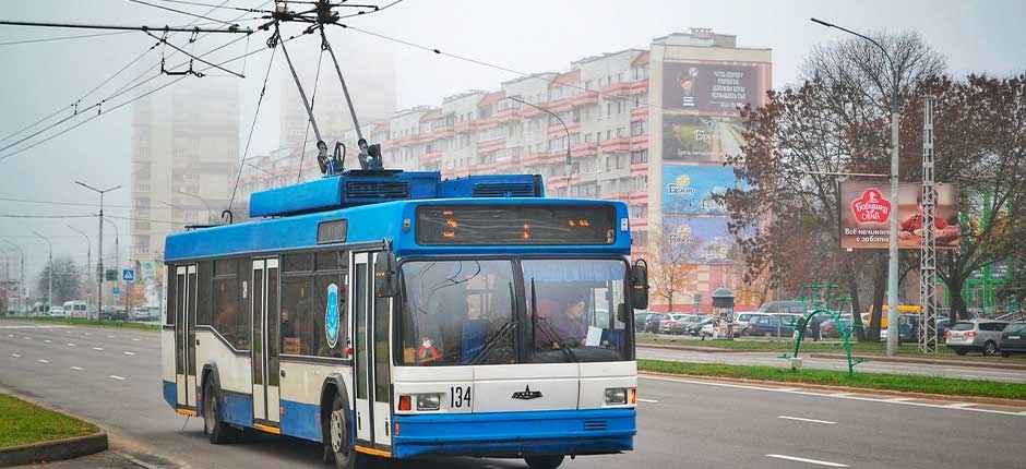trolebus azul e branco, um tipo de ônibus elétrico alimentado por dois fios suspensos acima da rua