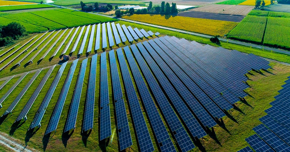 foto área de uma fazenda solar com várias placas de energia solar
