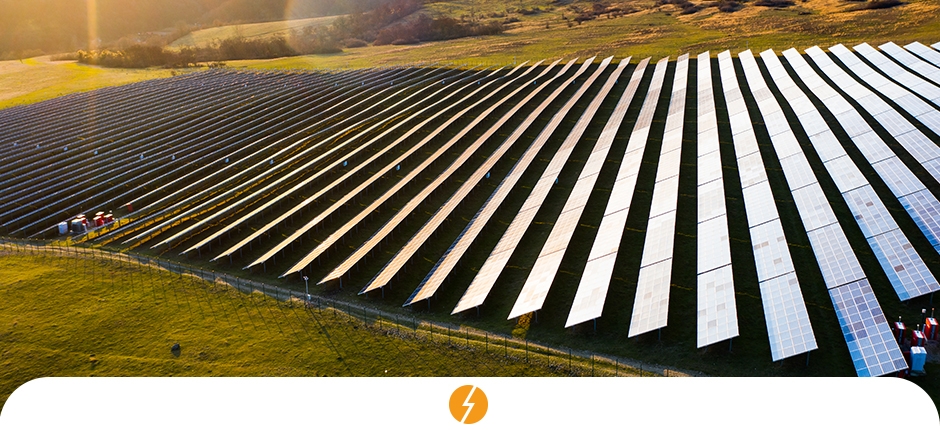 várias placas de energia solar em uma fazenda solar, onde contribuem diariamente de forma positiva para o meio ambiente