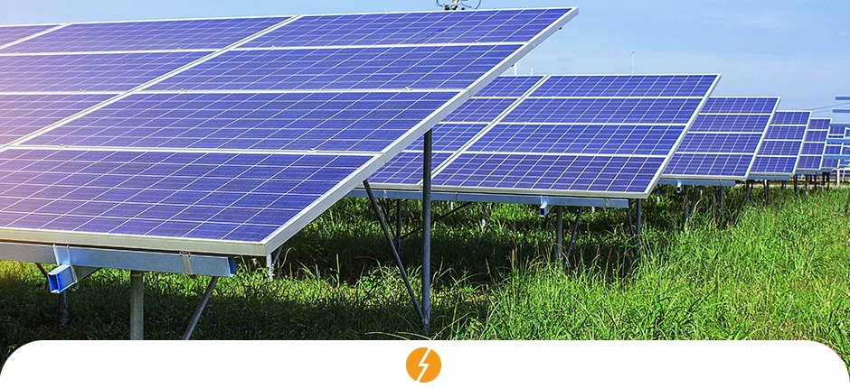 placas de energia solar instalada em um terreno que pertence a uma empresa sustentável