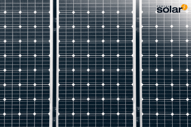 três placas de energia solar fotovoltaica