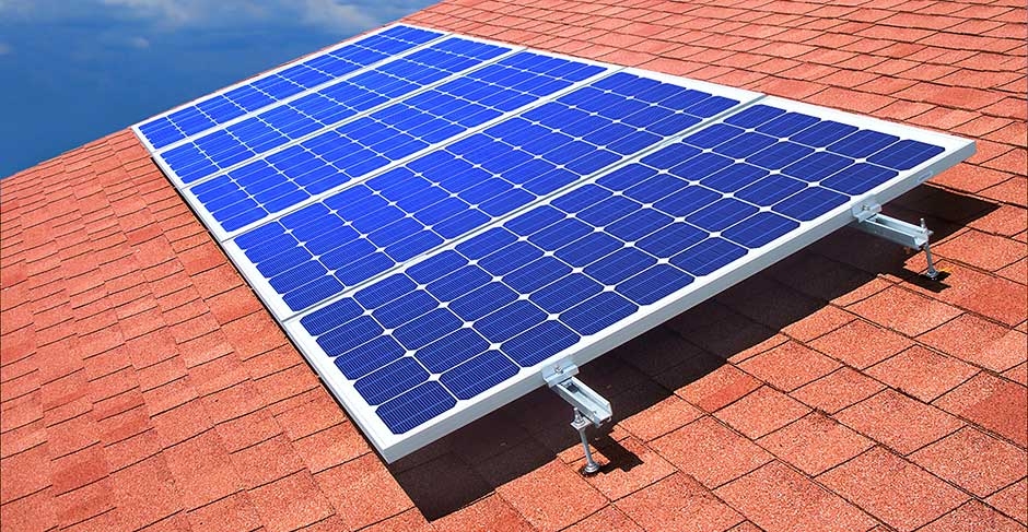 quatro placa solar fotovoltaica instalada no telhado de uma residência