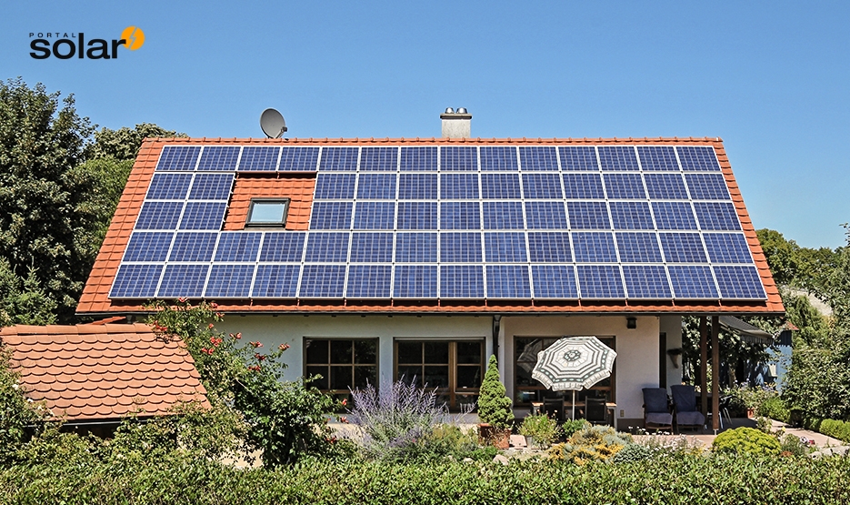 fachada de uma casa com diversas placas de energia solar sob o telhado, utilizando o sistema off grid