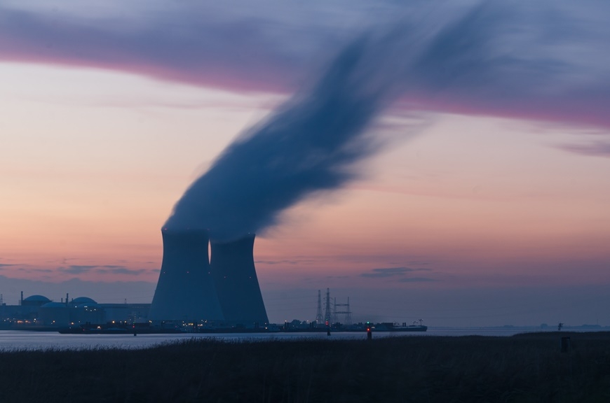 torres de resfriamento de usina nuclear saindo fumaça