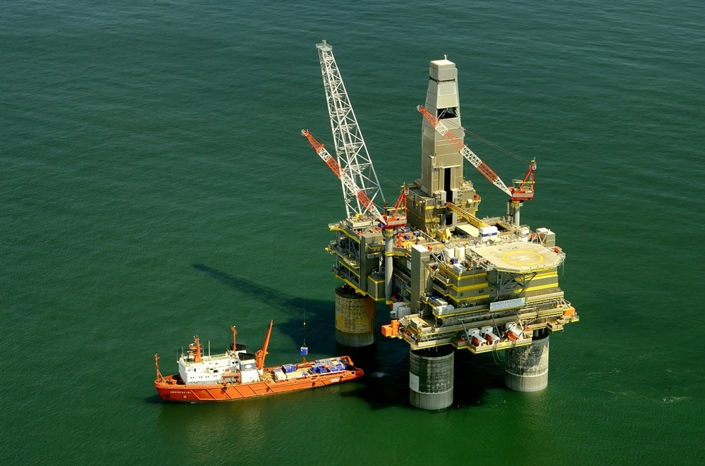 plataforma de petróleo marítima no meio do mar