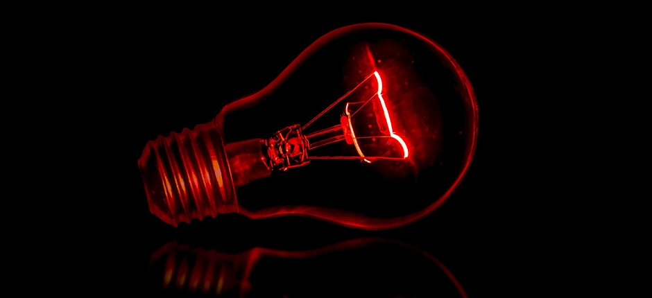 lâmpada de energia com uma pequena luz interna totalmente vermelha
