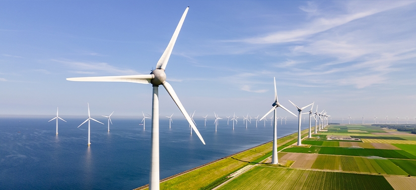 parque eólico no mar e na terra com várias turbinas eólica gerando energia através do vento