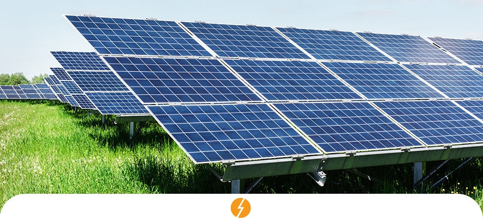 placas de energia solar posicionadas em direção ao sol para a captação de energia limpa e renovável