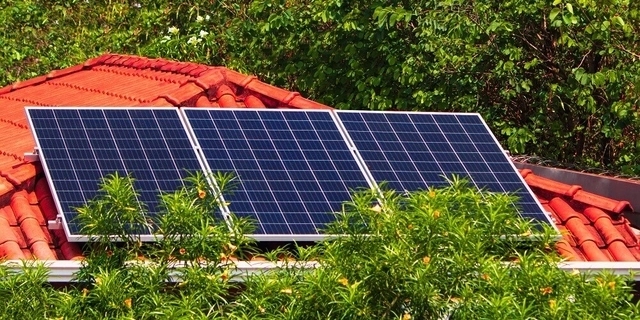 Placas de energia solar instalada sob o teto de uma residência que pagou em dia os impostos sobre energia solar