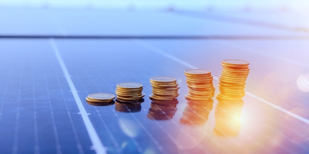 moedas sob a placa de energia solar dando referência a taxação do sol