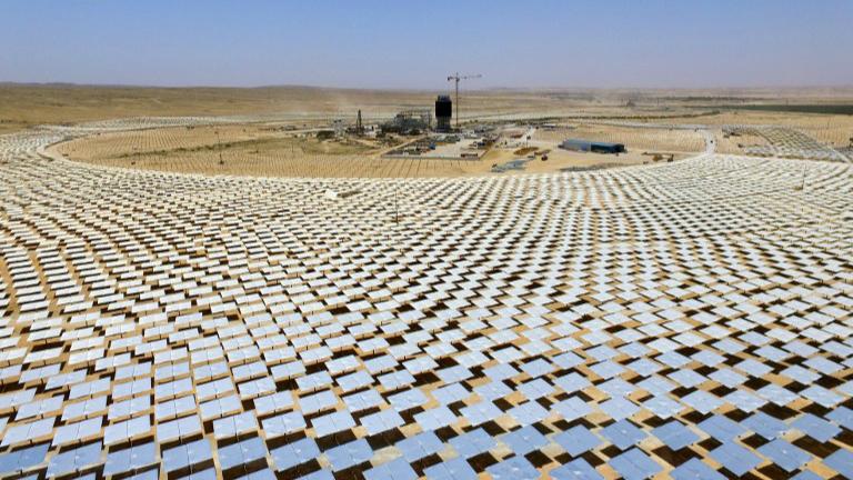 ISRAEL CONSTRÓI A MAIOR TORRE DE ENERGIA SOLAR DO MUNDO EM SEU DESERTO