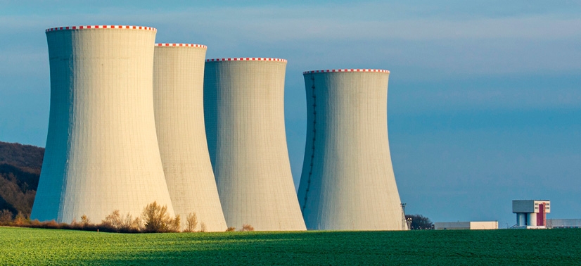 torres de resfriamento de uma usina de energia nuclear