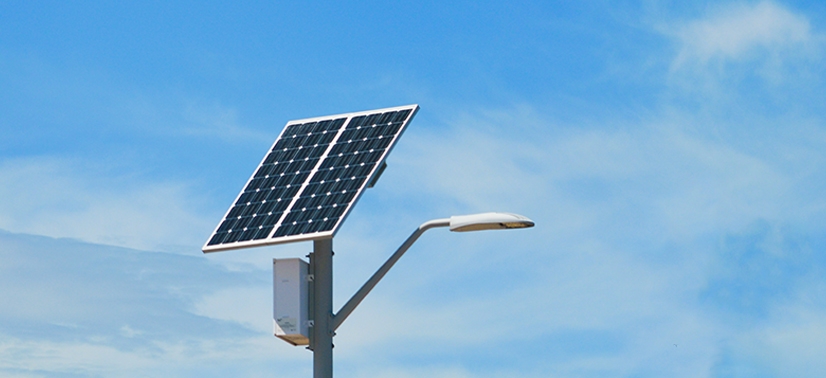poste de iluminação cujo sua fonte de energia vem de um painel solar fotovoltaico