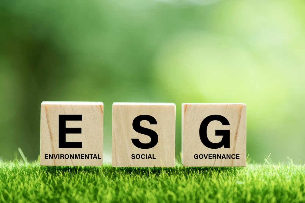 três dados citando as principais letras iniciais do Environment, Social, Governance