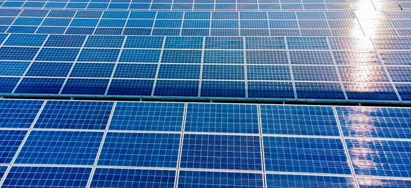 placas de energia solar fotovoltaicas recebendo a luz do sol