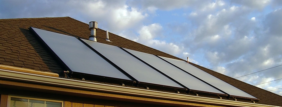 Imagem do telhado de uma casa com placas de energia solar