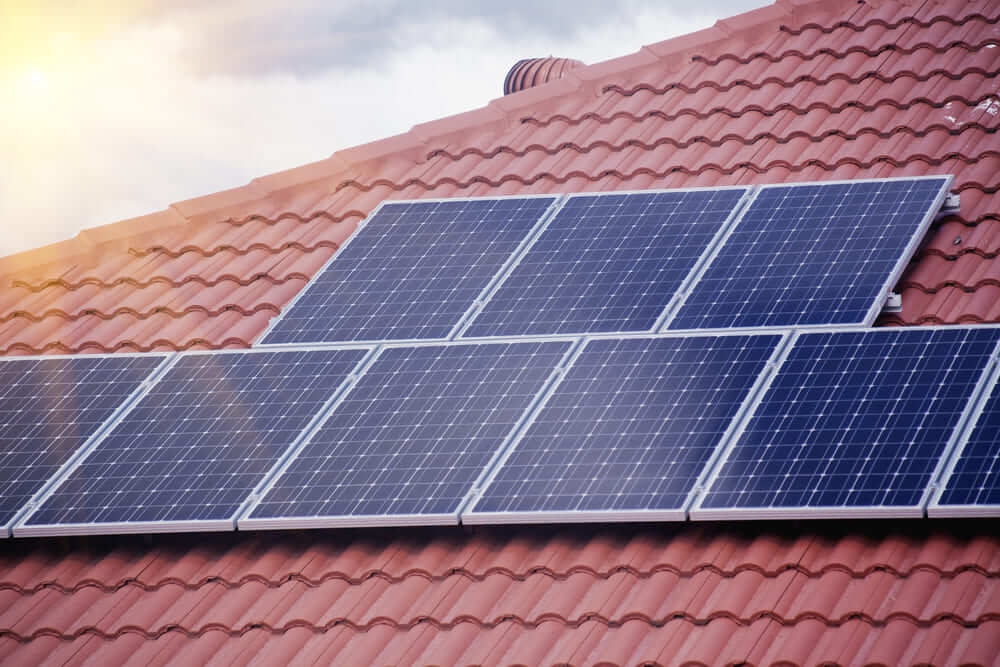 placas de painel solar gerando energia renovável para uma residência