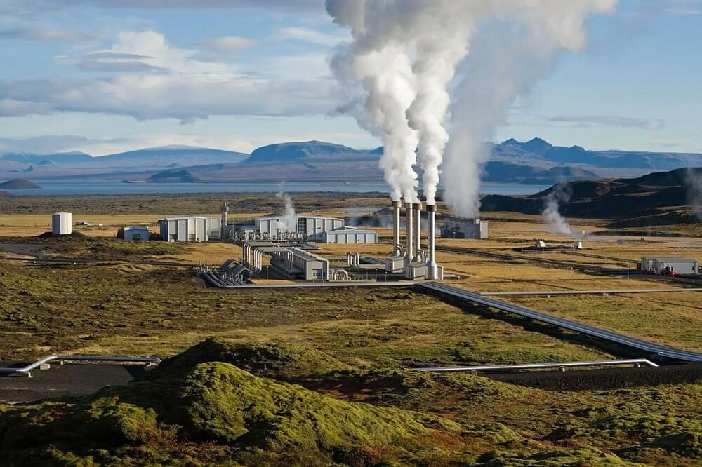 usina de energia geotérmica situada em uma vasta paisagem aberta e soltando uma quantidade significativa de vapor branco de sua chaminé