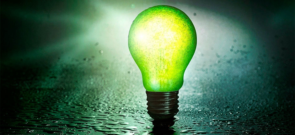 lâmpada de energia da cor verde sob um chão molhado e recebendo iluminação ao fundo