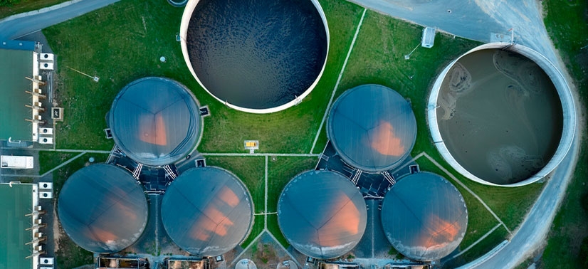 imagem do alto mostrando um complexo de armazenamento de biogás com 8 grandes estruturas