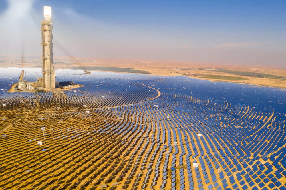 foto aérea de uma grande fazendo de energia renovável com diversos painéis de energia solar