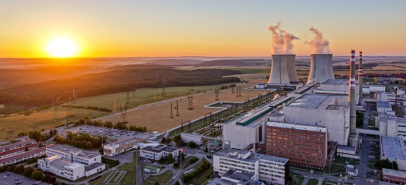 grande usina de energia nuclear vista de longe