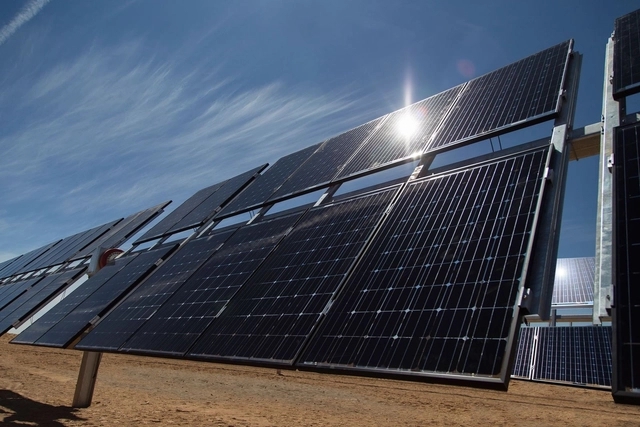 placas de energia solar fotovoltaica e o reflexo da luz do sol em uma delas