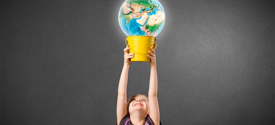 criança segurando um balde de cor amarela e dando a intenção de guardar o planeta terra dentro dele