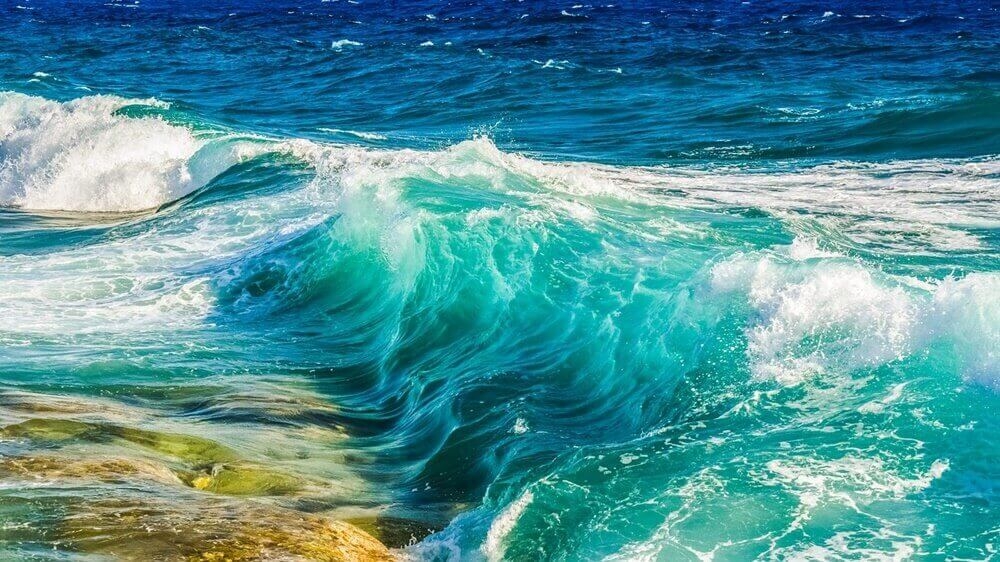 ondas de oceano em um mar agitado dando referência a energia térmica oceânica 