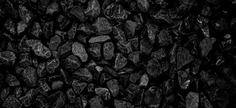 vários pedaços de carvão mineral, recurso natural não renovável
