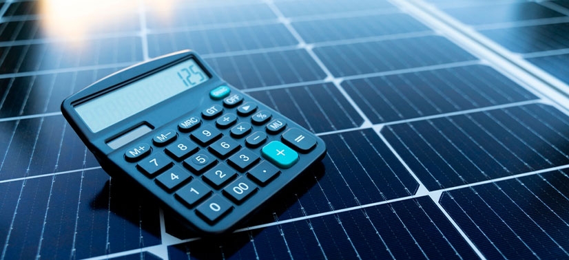 calculadora em cima de uma placa de energia solar fotovoltaica