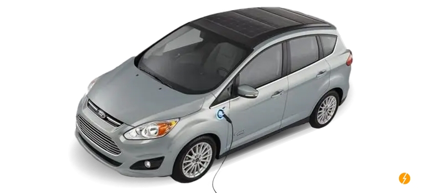 carro da Ford tradicional e movido a energia solar cujo as placas fotovoltaicas estão no teto