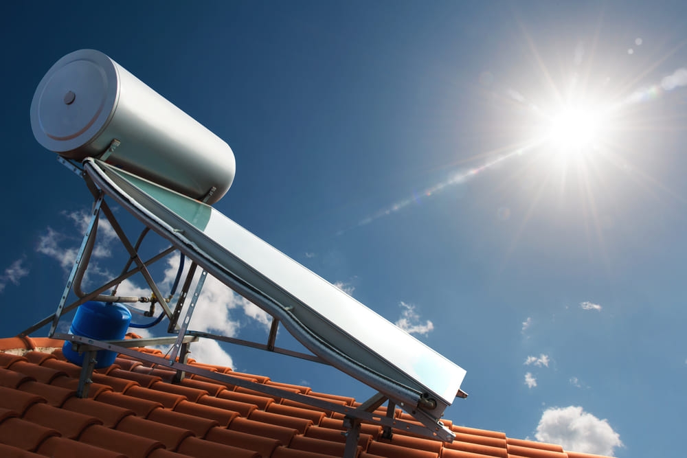 energia solar térmica recebendo a luz do sol sobre o telhado de uma residência