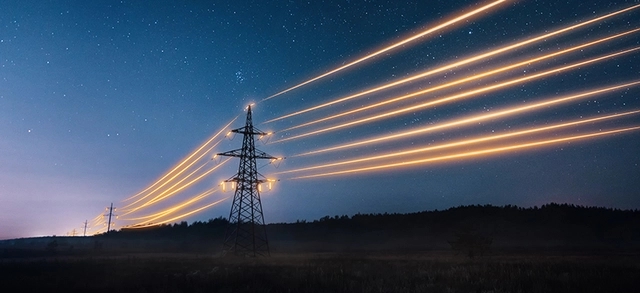 Linhas de transmissão de energia elétrica iluminadas à noite sob céu estrelado