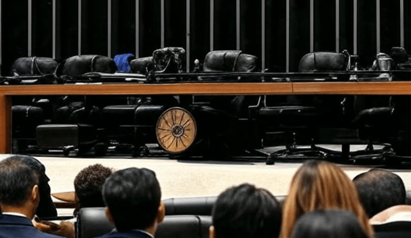 A ENCRUZILHADA SOLAR DO BRASIL: ENTRE A TAXAÇÃO E A REVOLUÇÃO DAS BATERIAS