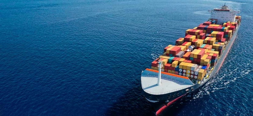 NAVIO CARGUEIRO NAVEGANDO EM ALTO-MAR CARREGADO COM DEZENAS DE CONTÊINERES COLORIDOS