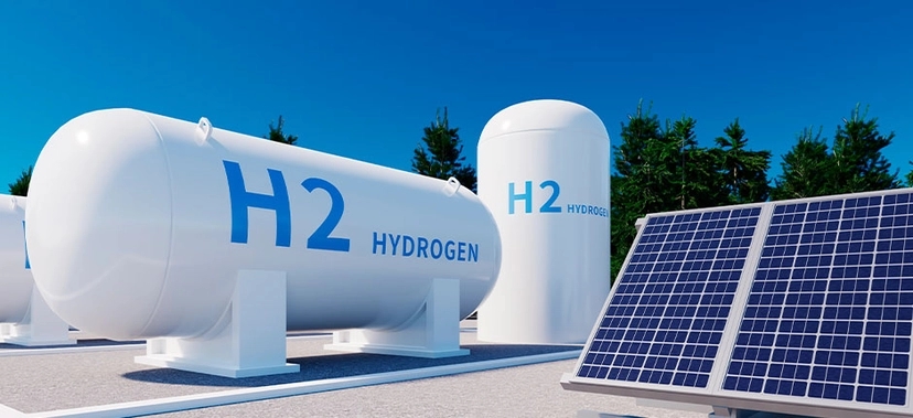 TANQUES BRANCOS DE ARMAZENAMENTO DE HIDROGÊNIO COM A INSCRIÇÃO "H2 HYDROGEN" AO LADO DE PAINÉIS SOLARES EM UM AMBIENTE EXTERNO ENSOLARADO