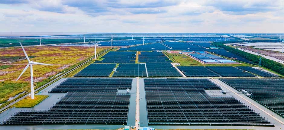 FOTOGRAFIA AÉREA DE UM PARQUE INDUSTRIAL QUE COMBINA GERAÇÃO DE ENERGIA EÓLICA, GERAÇÃO DE ENERGIA FOTOVOLTAICA E CRIAÇÃO DE PEIXES NA CIDADE DE DONGTAI, CIDADE DE YANCHENG, PROVÍNCIA DE JIANGSU, CHINA