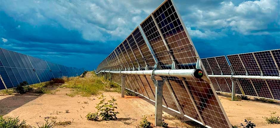 FILEIRAS DE PAINEIS SOLARES COM RASTREADORES ADAPTÁVEIS AO SOLO