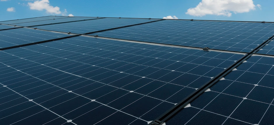 PAINÉIS SOLARES FOTOVOLTAICOS INSTALADOS SOB UM CÉU AZUL COM ALGUMAS NUVENS