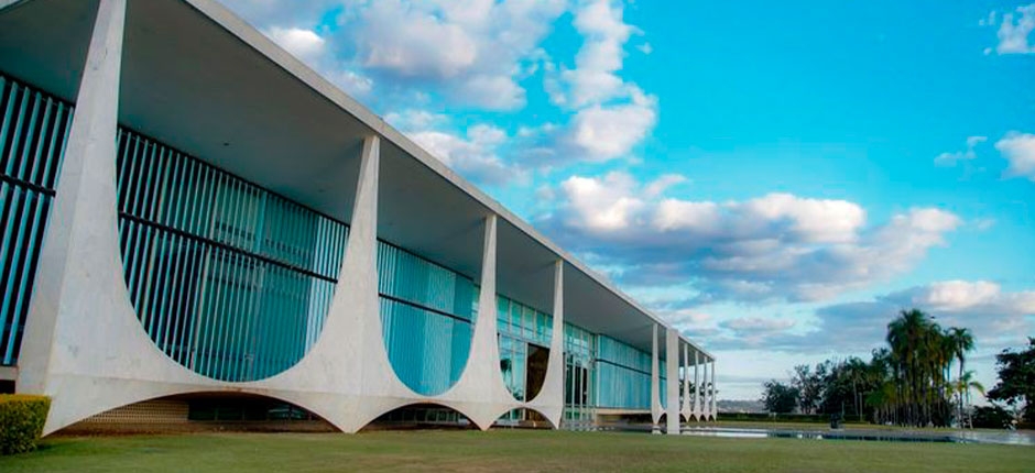 PALACIO DA ALVORADA DURANTE UM DIA DE SOL