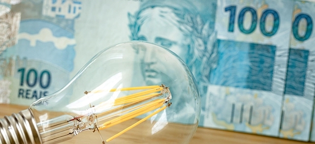 notas de dinheiro sob a mesa e uma lâmpada