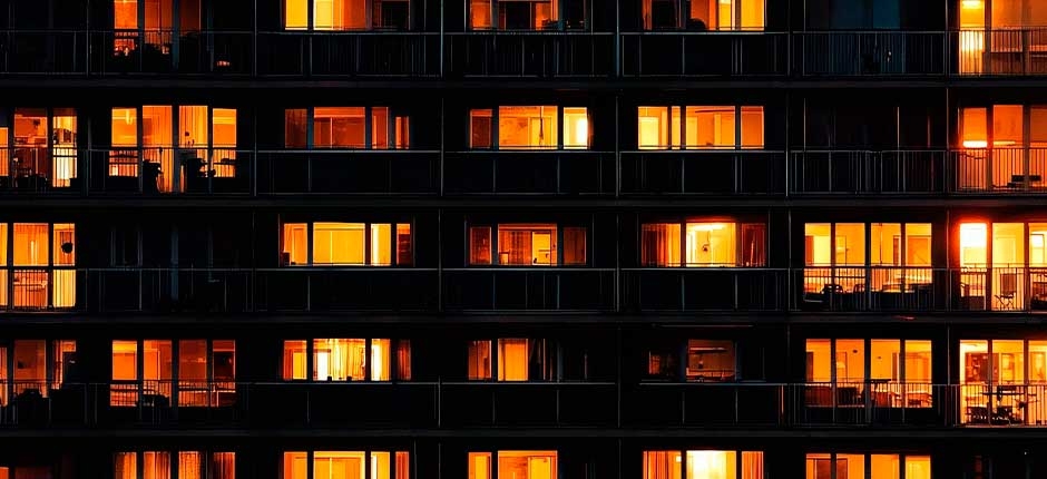 PAISAGEM URBANA NOTURNA COM CENAS DE JANELAS ILUMINADAS