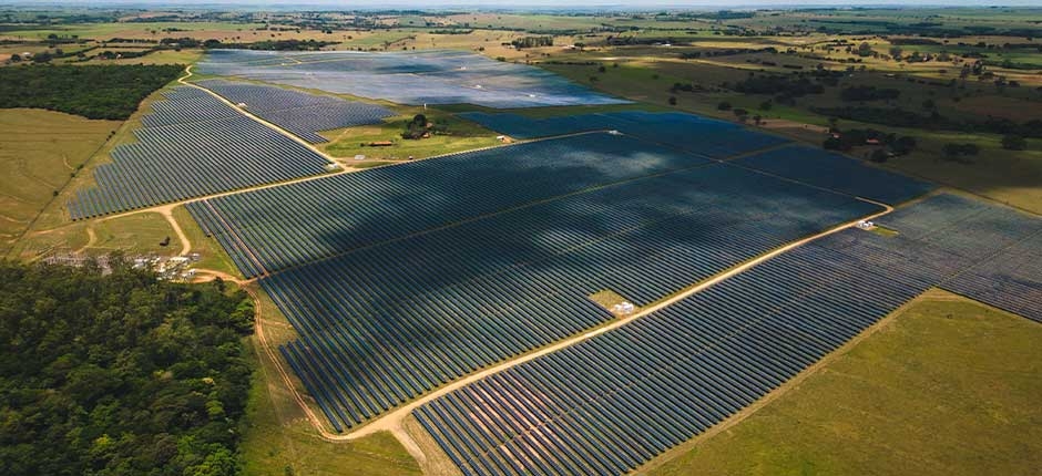GRANDE USINA DE ENERGIA SOLAR EM UMA PAISAGEM RURAL