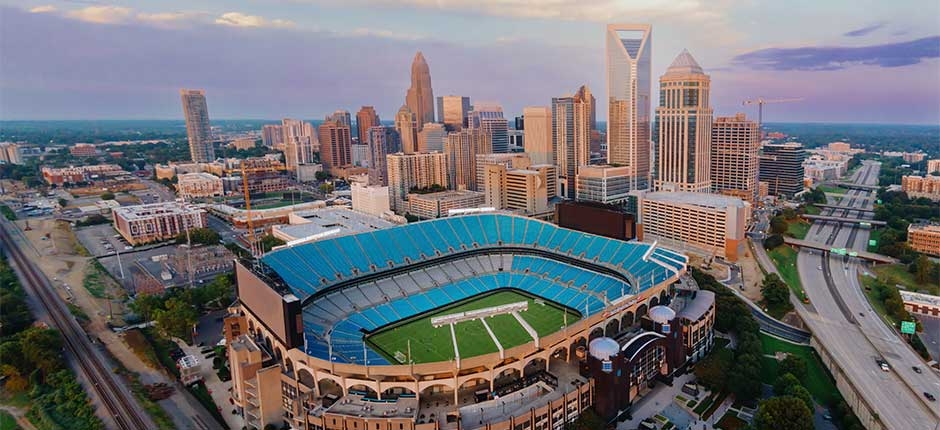 ESTÁDIO BANK OF AMERICA E HORIZONTE DE ARRANHA-CÉUS NO CENTRO DA CIDADE