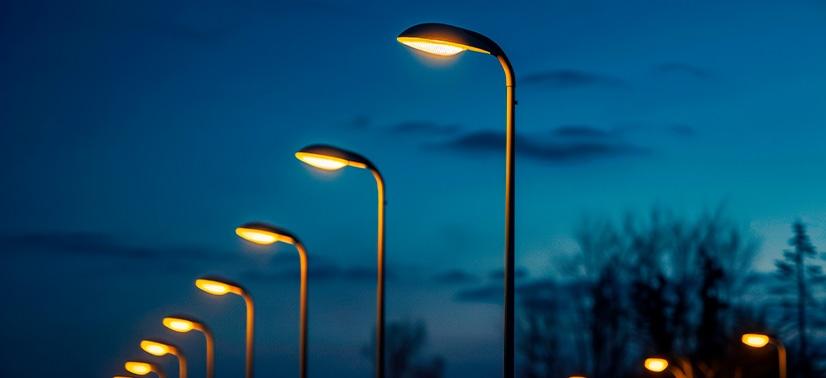 fileira de postes de iluminação acessos durante a noite